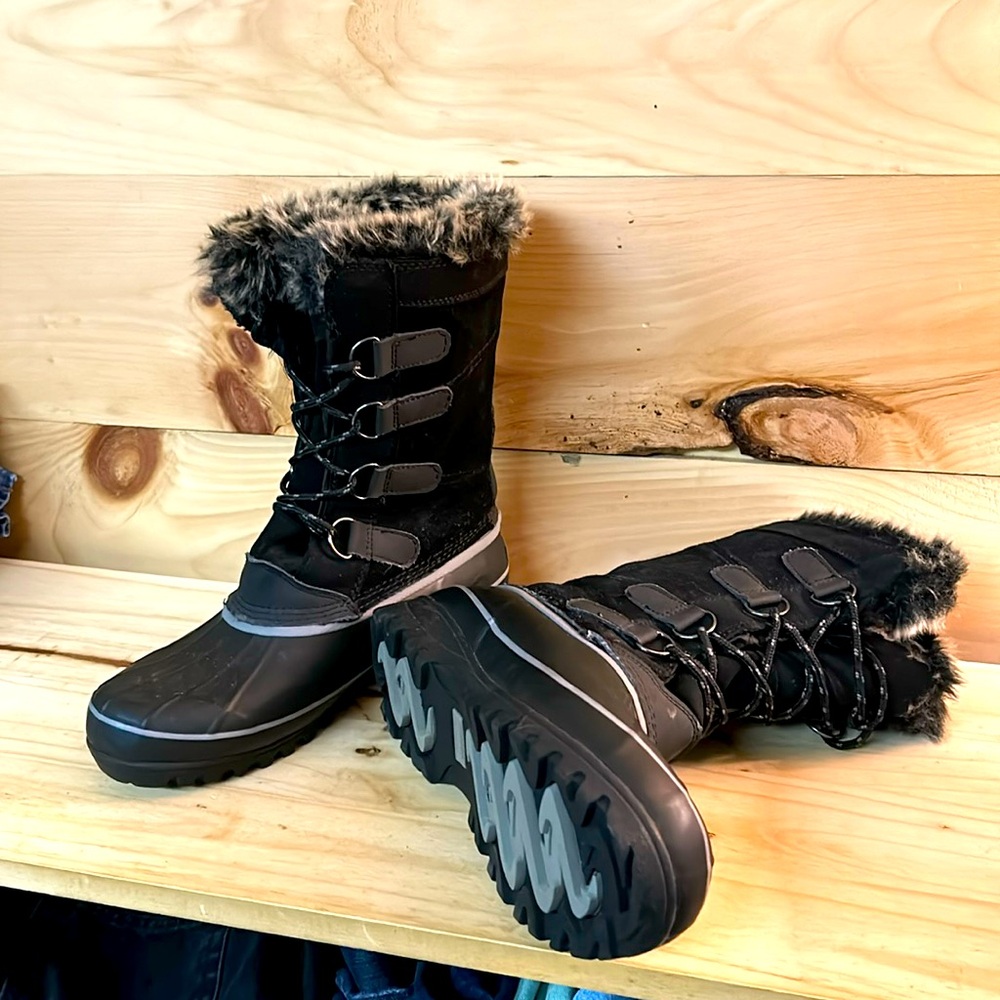 Black lace up winter boots